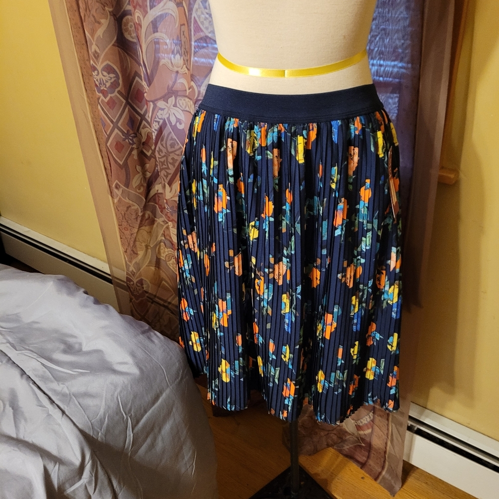 Cute floral pleat pull on